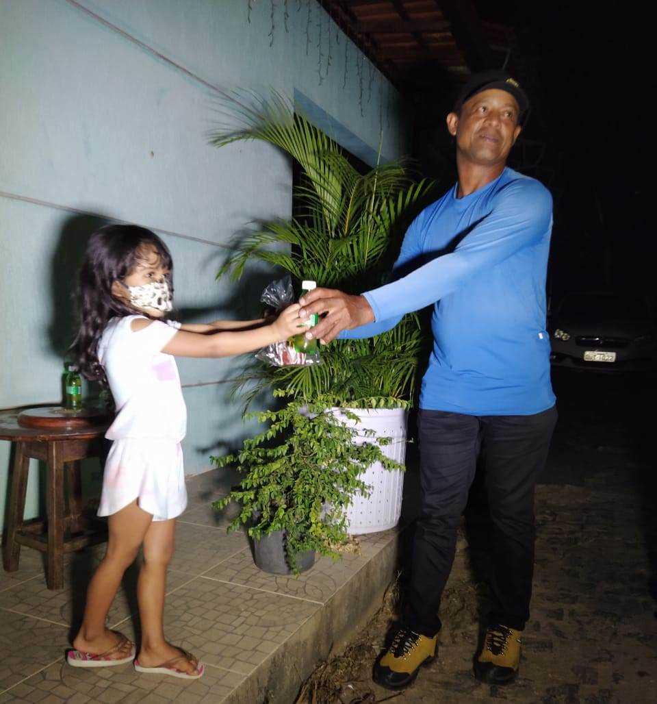 Camacã: Criança de 5 anos faz homenagem e dar presentes para os garis do caminhão coletor de lixo, Frank